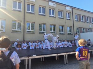Występ zaproszonych gości.Dzieci w białych kimonach pokazujące style walki.- Spirit Jaworscy Dojo.