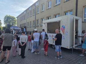 Kolejka po smaczne lody- Lody u Janka fastfoody u Bożeny 