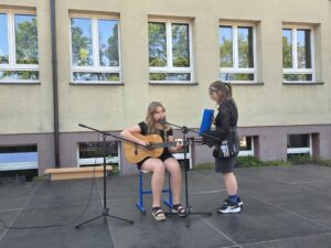 Gitarowy występ  uczennicy klasy 8