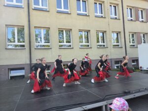 Taneczny występ uczniów naszej szkoły.