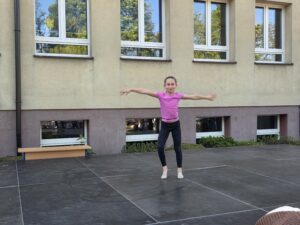 Gimnastyka artystyczna w wykonaniu uczennicy klasy 2b