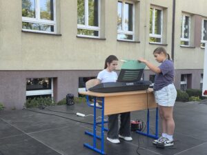 Występ uczennicy grającej na kibordzie.
