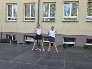 Występ taneczno-akrobatyczny naszych uczennic.