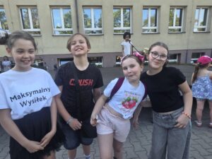 Zdjęcie naszych uczniów uczestniczących w festynie.
